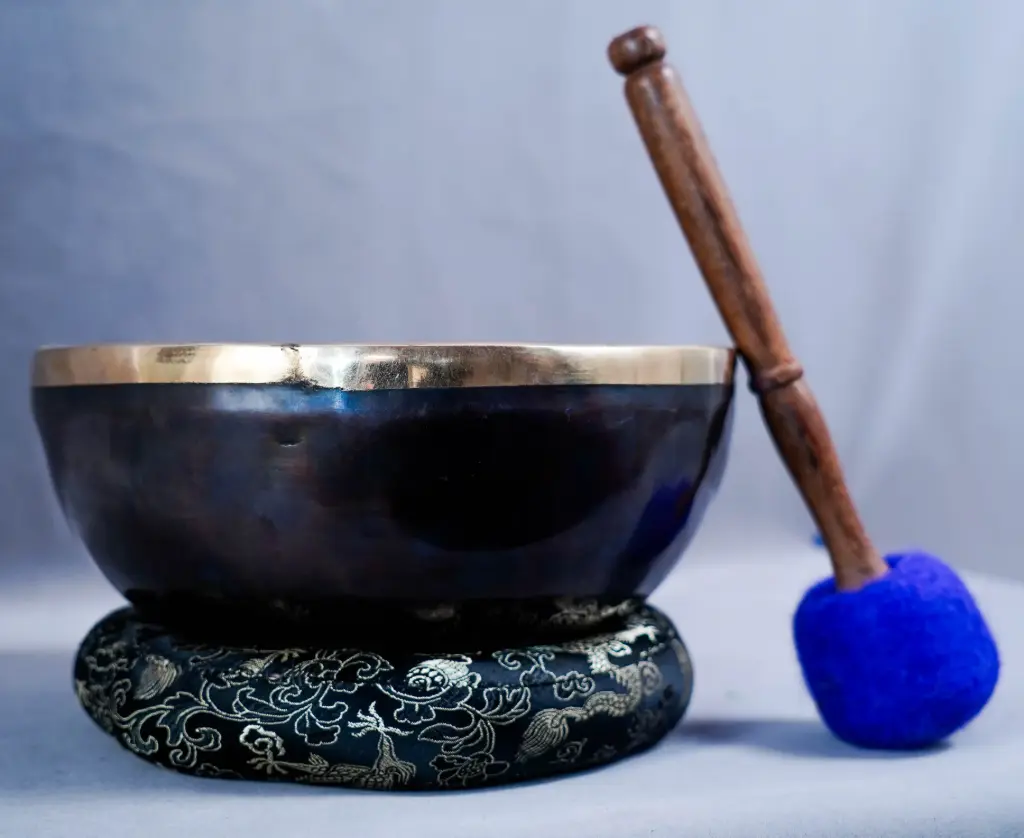 Grand White Tara "G" Bowl – Black & Gold – True Voice